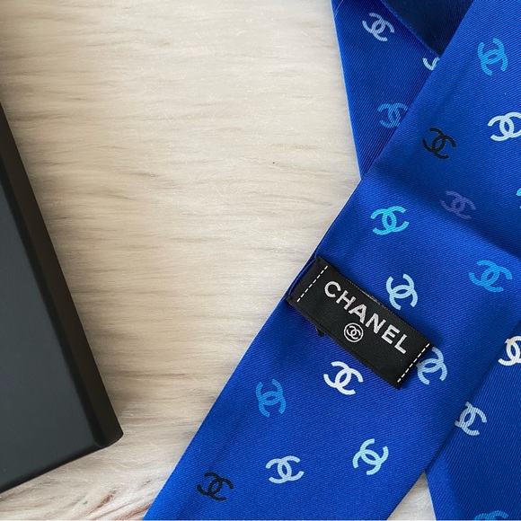 CHANEL Bandeau Silk Twill Scarf - Picture 14 of 14